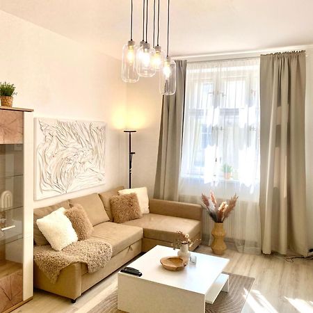 James Bond Apartment Old Town Bratislava Bagian luar foto