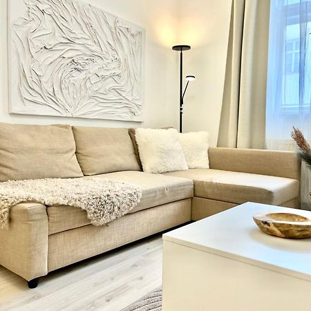 James Bond Apartment Old Town Bratislava Bagian luar foto