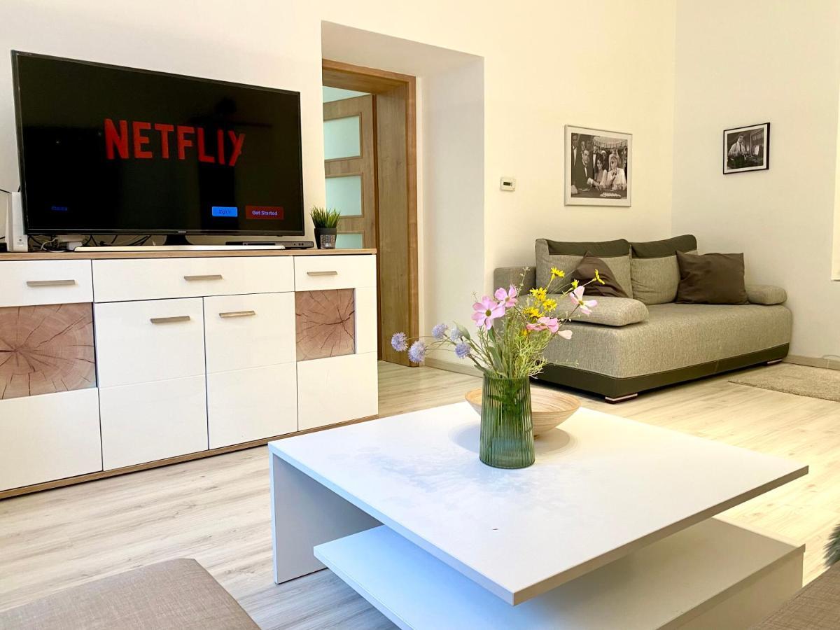 James Bond Apartment Old Town Bratislava Bagian luar foto