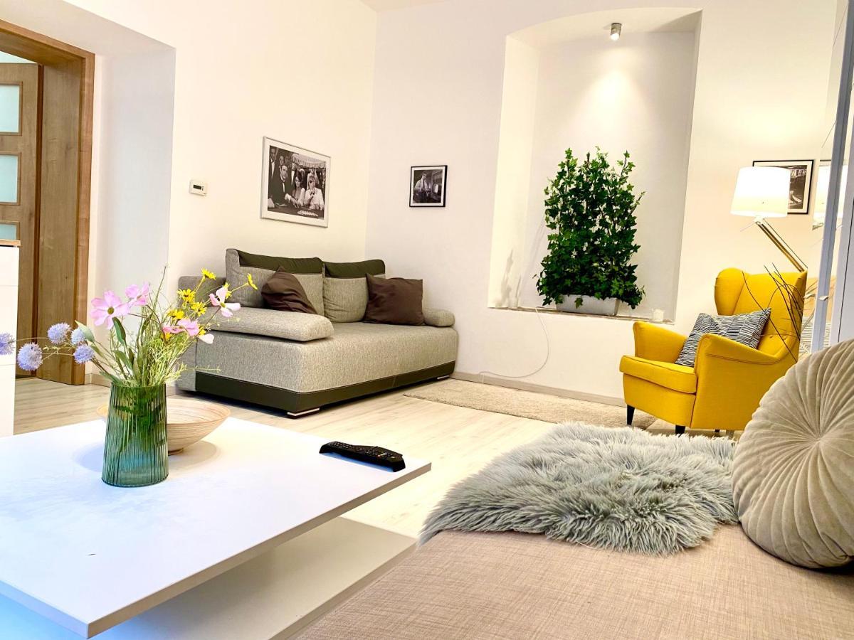 James Bond Apartment Old Town Bratislava Bagian luar foto