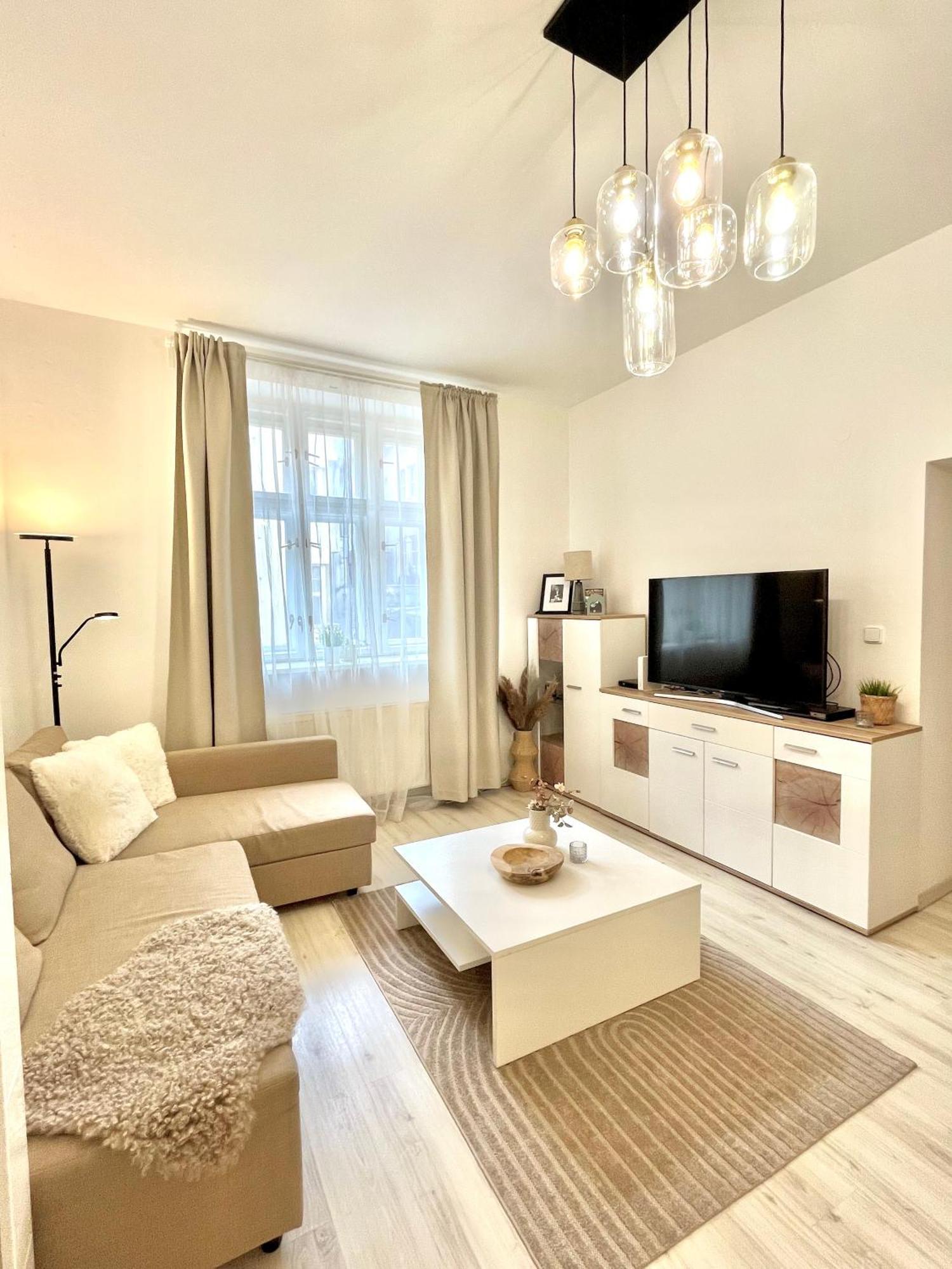 James Bond Apartment Old Town Bratislava Bagian luar foto