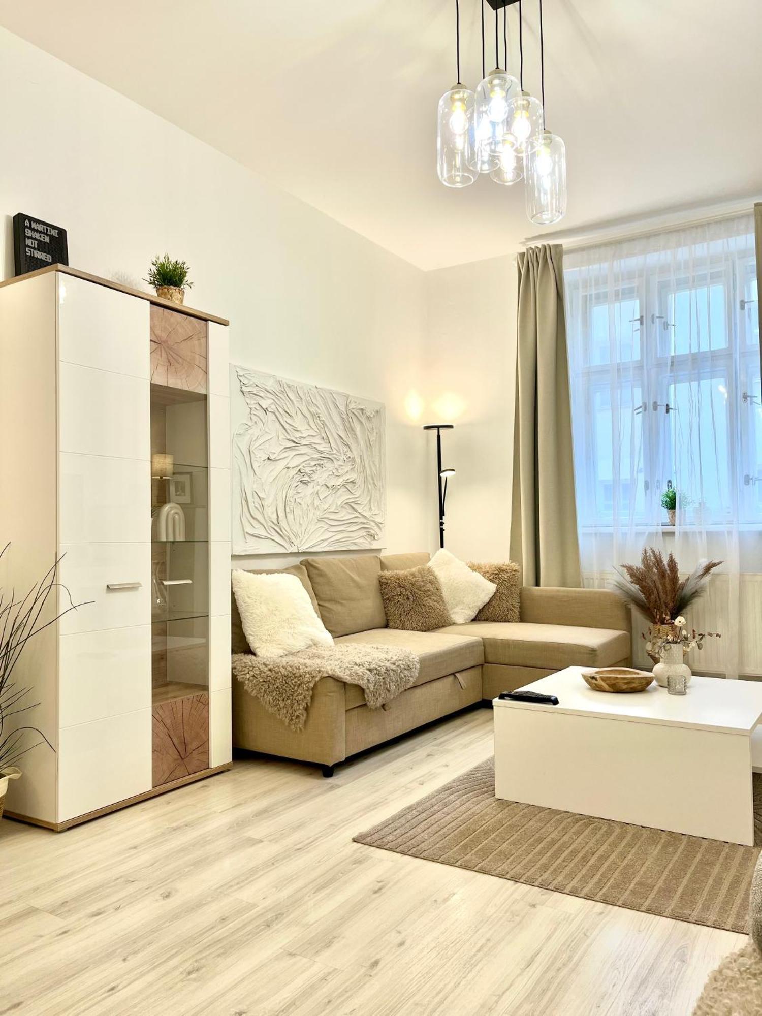 James Bond Apartment Old Town Bratislava Bagian luar foto