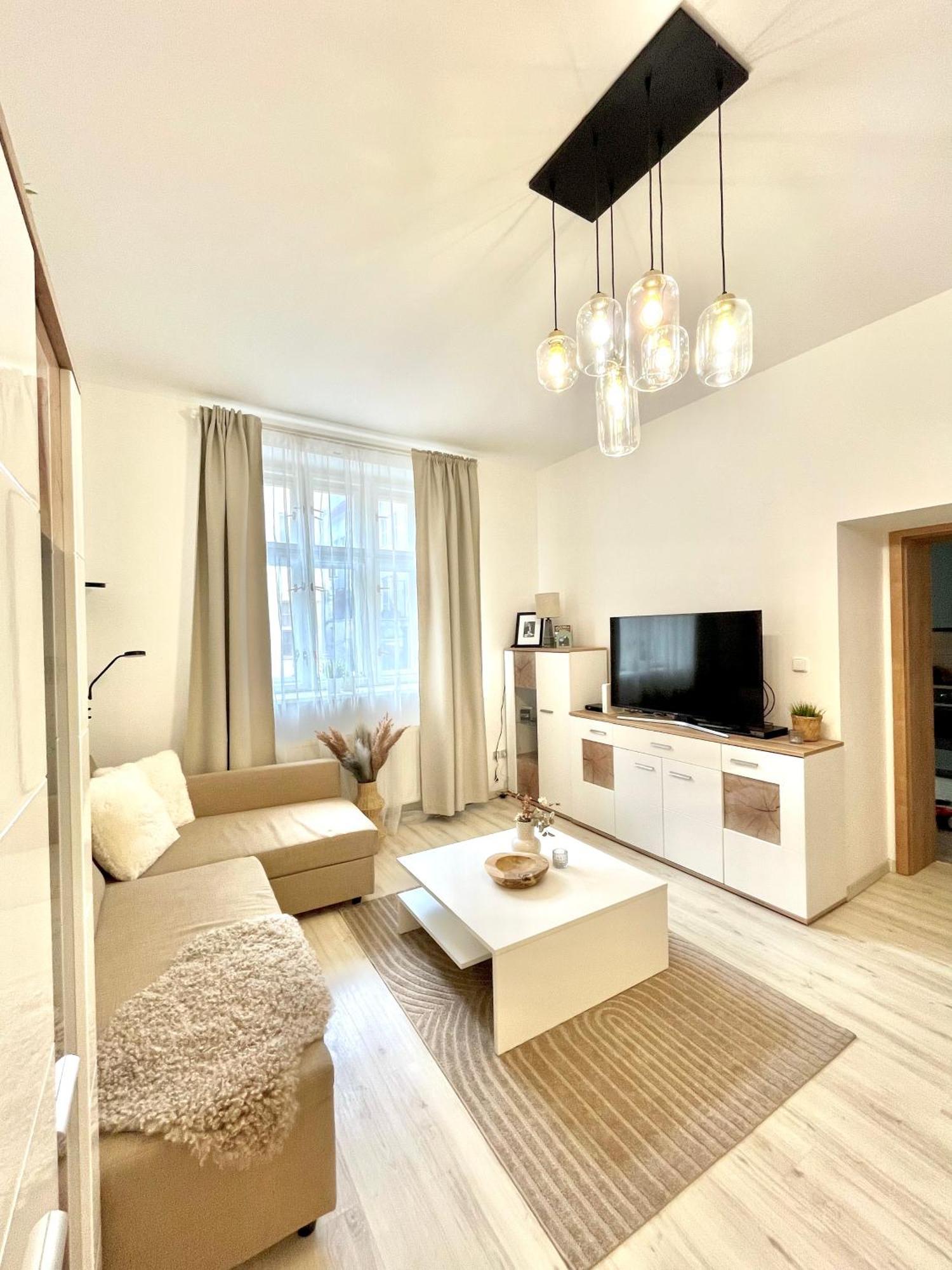 James Bond Apartment Old Town Bratislava Bagian luar foto