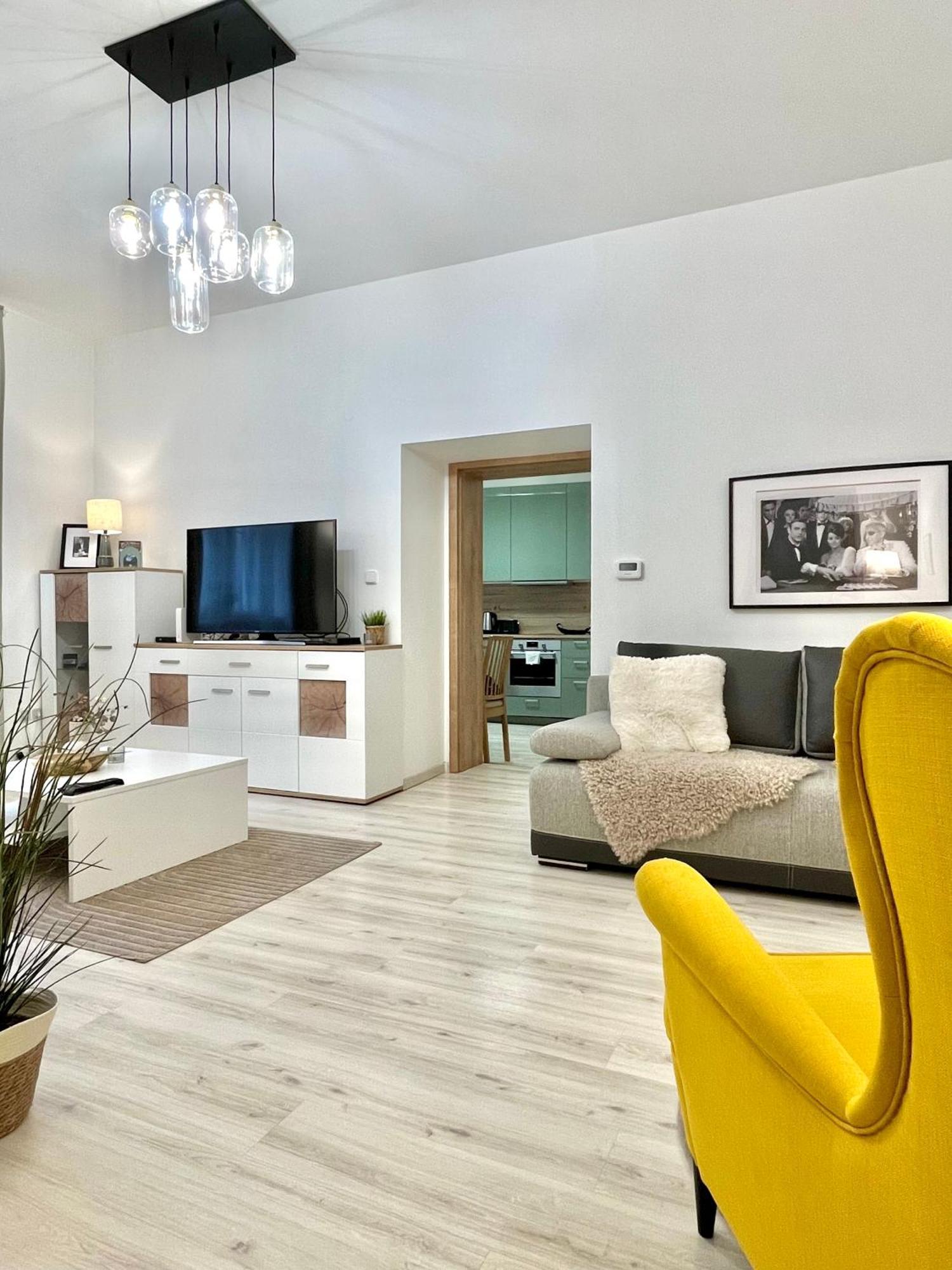 James Bond Apartment Old Town Bratislava Bagian luar foto