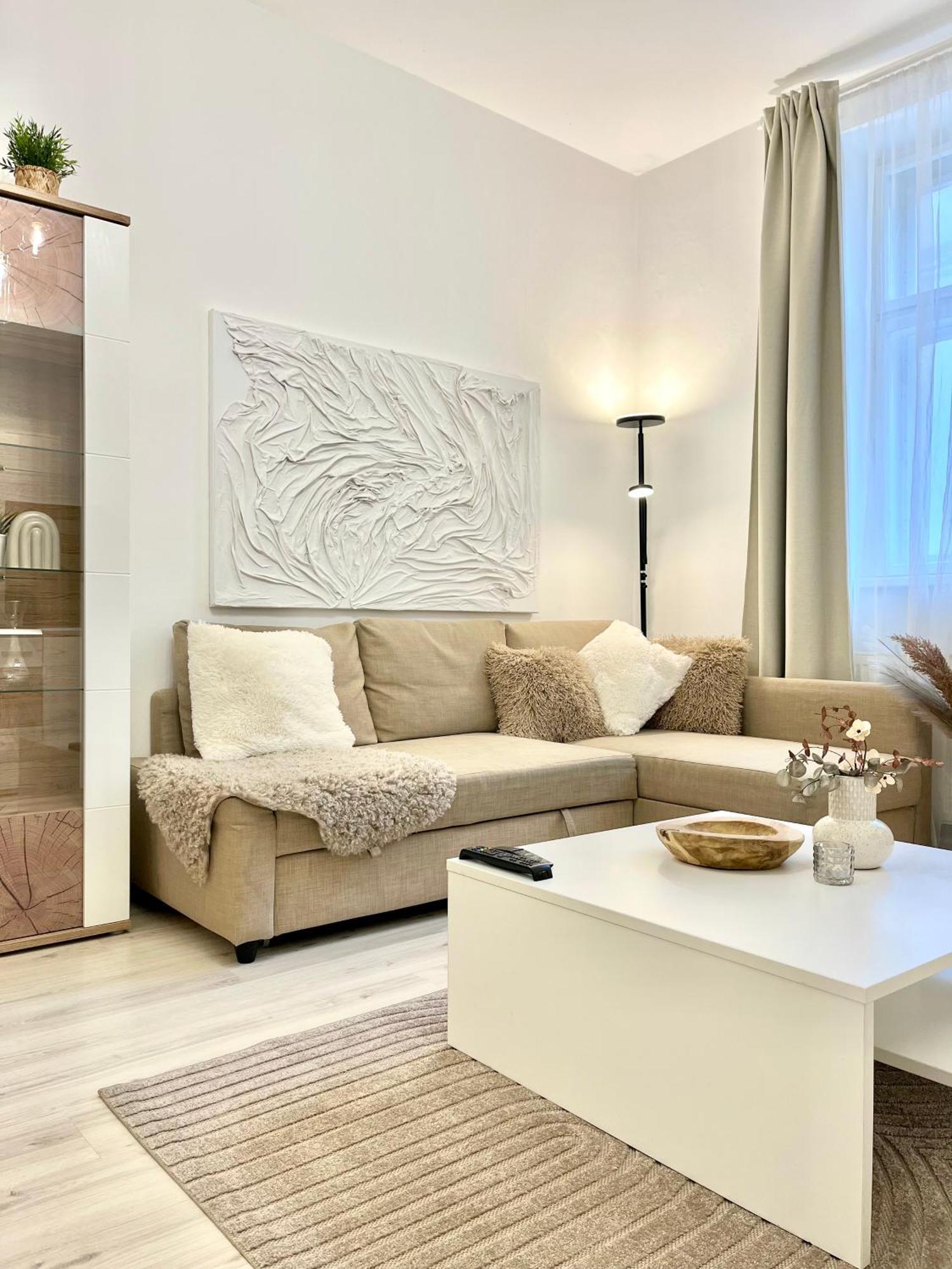 James Bond Apartment Old Town Bratislava Bagian luar foto