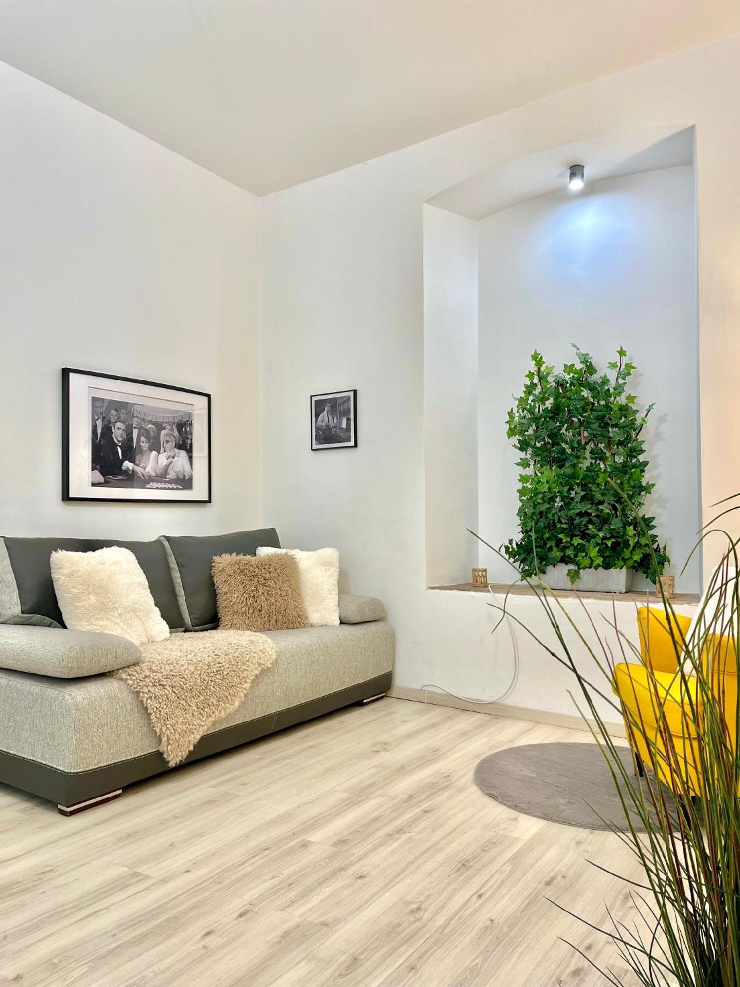 James Bond Apartment Old Town Bratislava Bagian luar foto