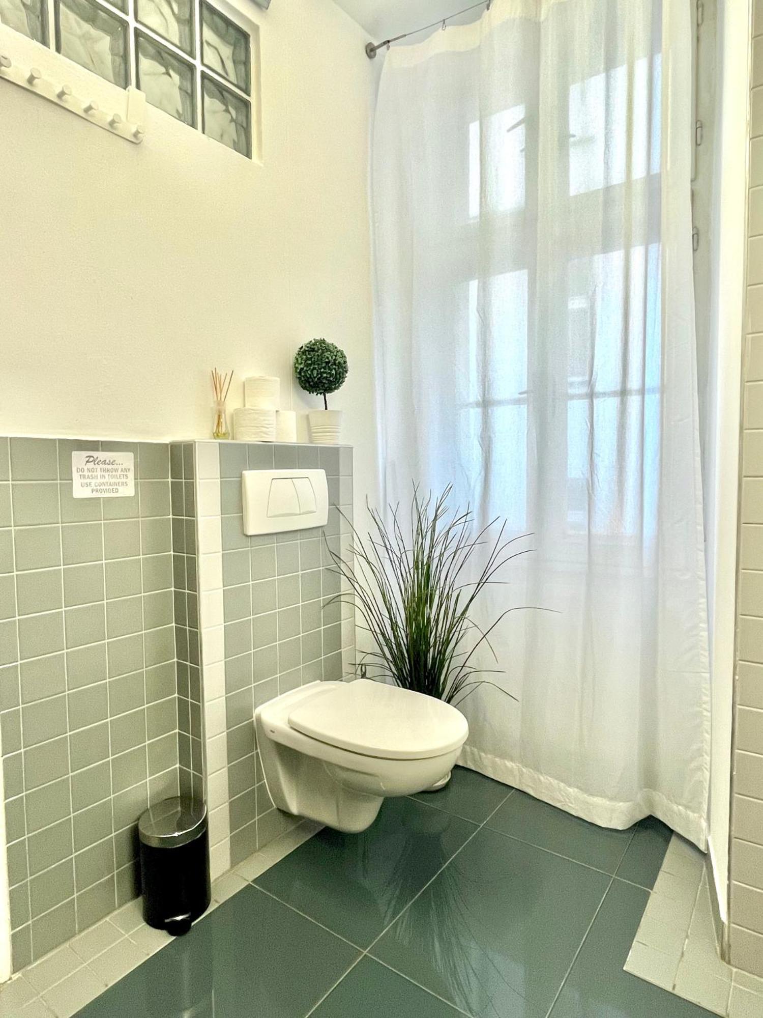 James Bond Apartment Old Town Bratislava Bagian luar foto