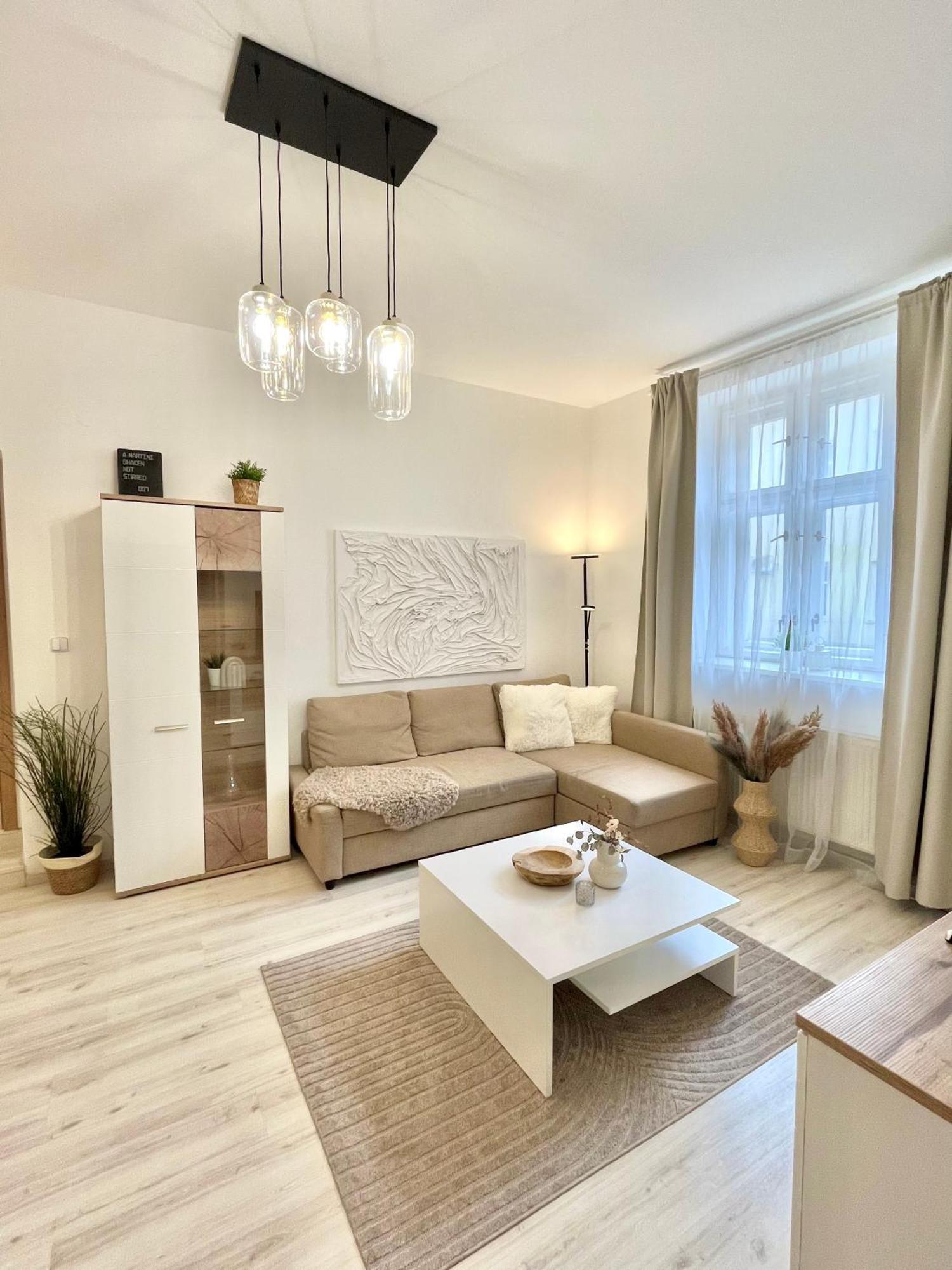 James Bond Apartment Old Town Bratislava Bagian luar foto