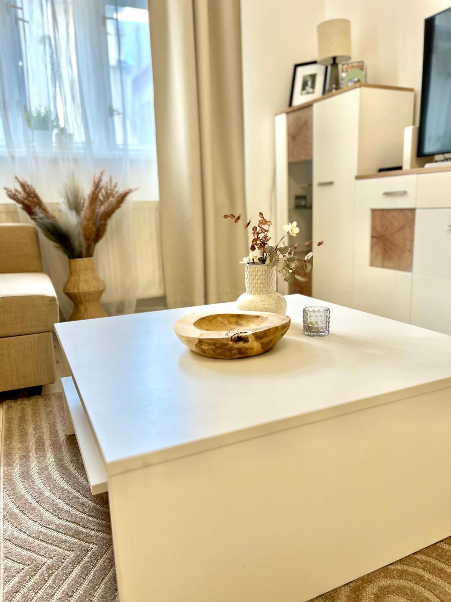 James Bond Apartment Old Town Bratislava Bagian luar foto