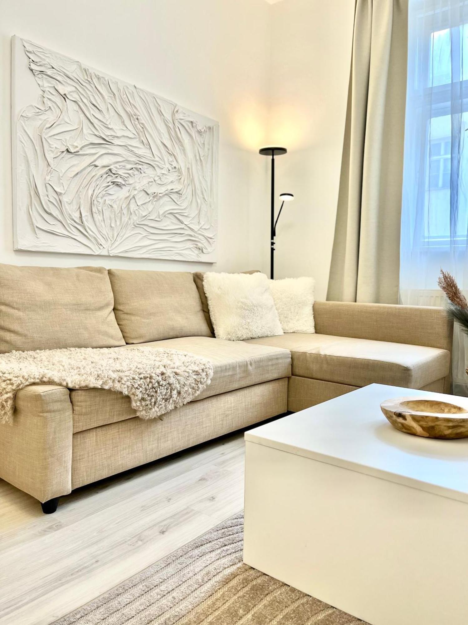 James Bond Apartment Old Town Bratislava Bagian luar foto