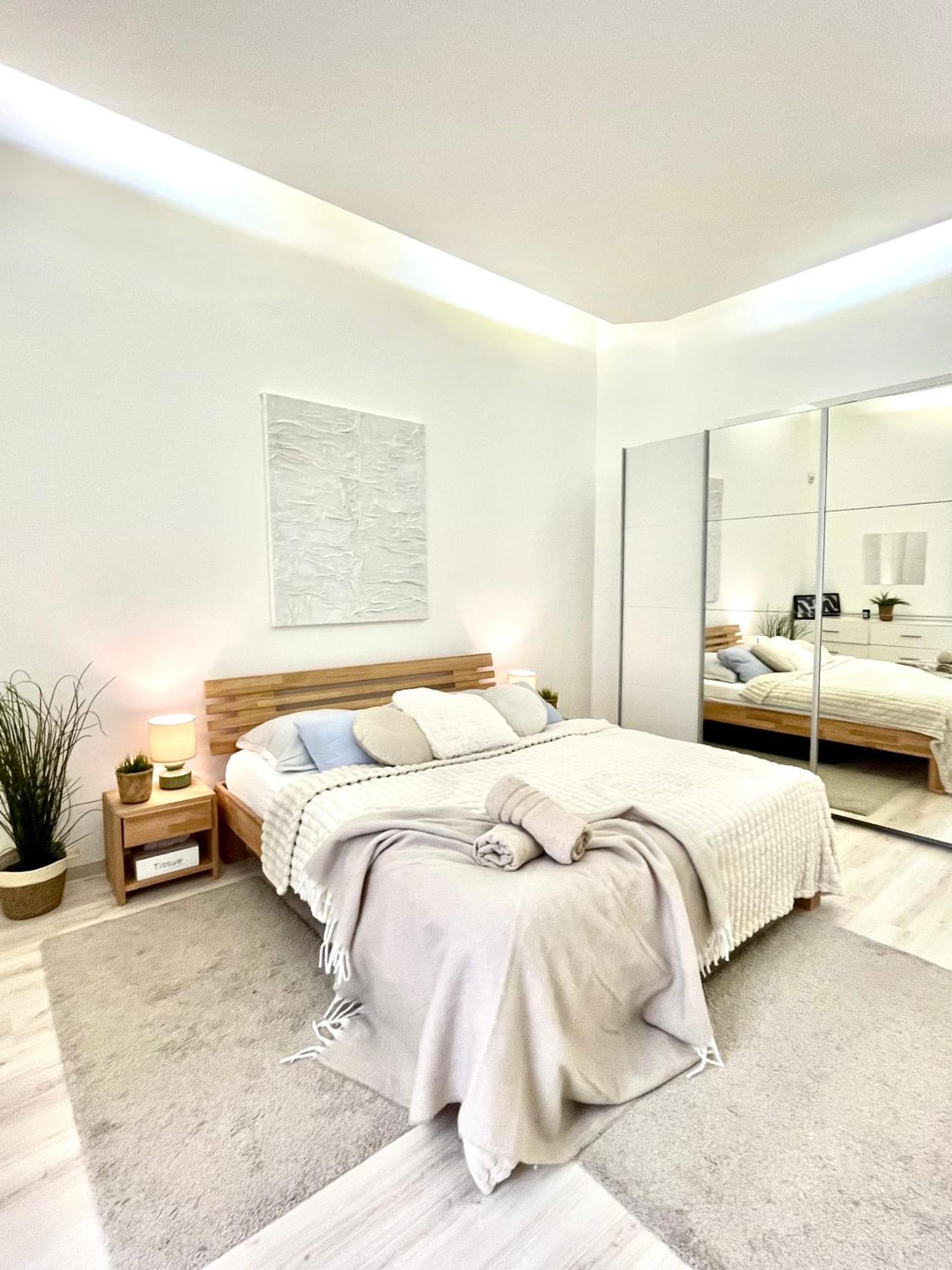 James Bond Apartment Old Town Bratislava Bagian luar foto