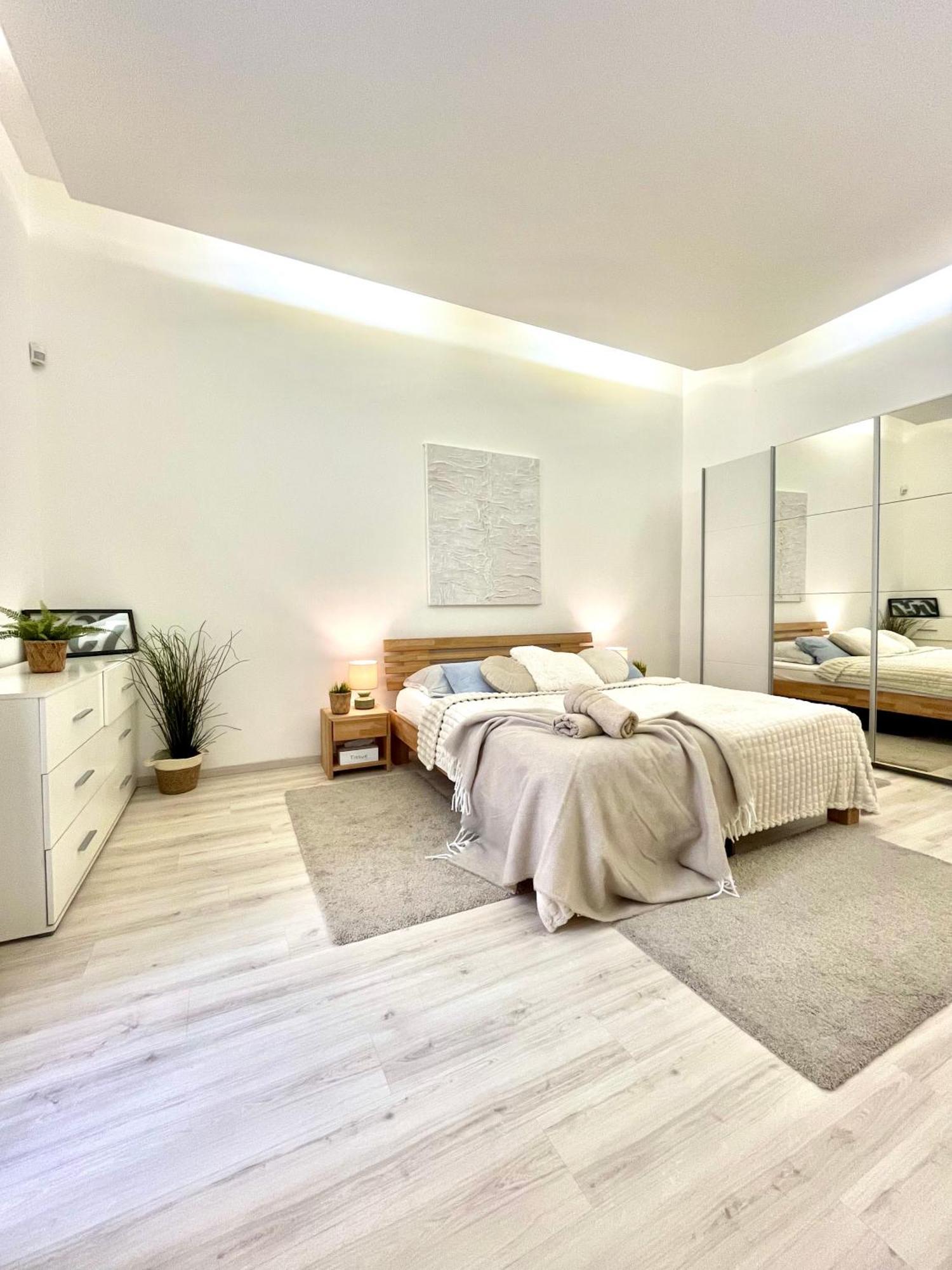James Bond Apartment Old Town Bratislava Bagian luar foto