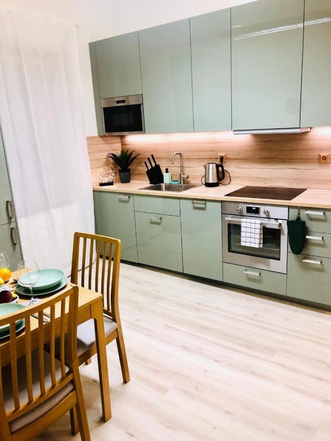 James Bond Apartment Old Town Bratislava Bagian luar foto