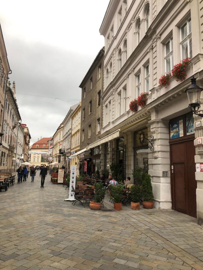 James Bond Apartment Old Town Bratislava Bagian luar foto